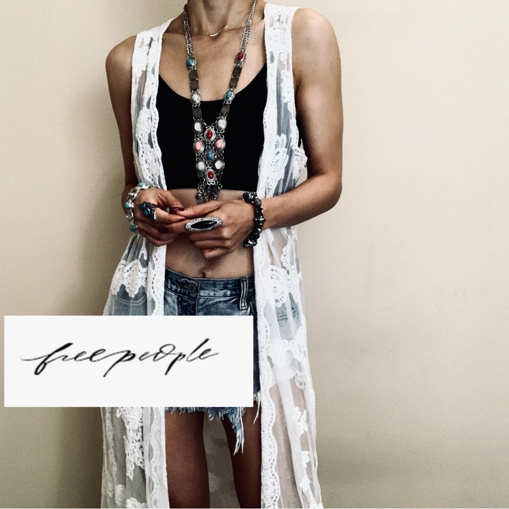 Brand new free people lace top
Size L